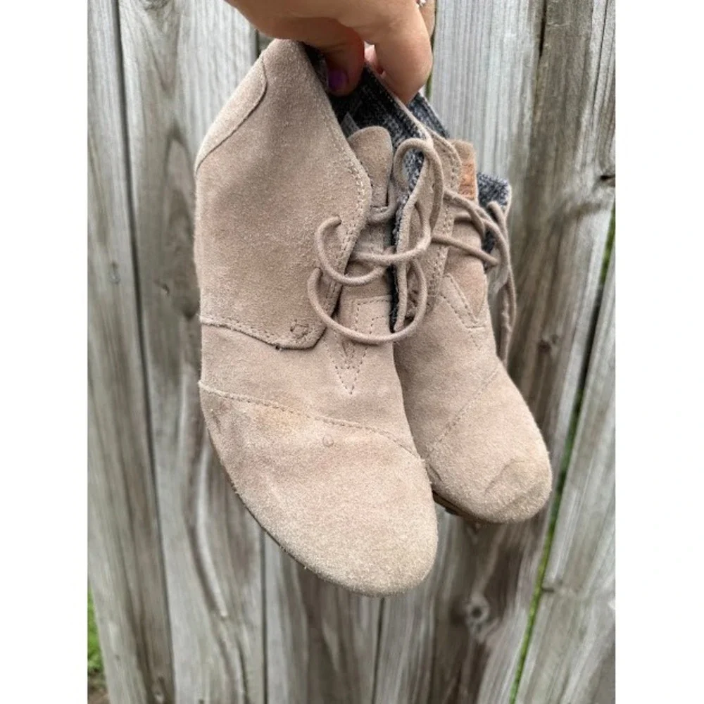 Boho Casual TOMS Desert Wedge Booties Size 8 Taupe Suede Lace Up Chukka